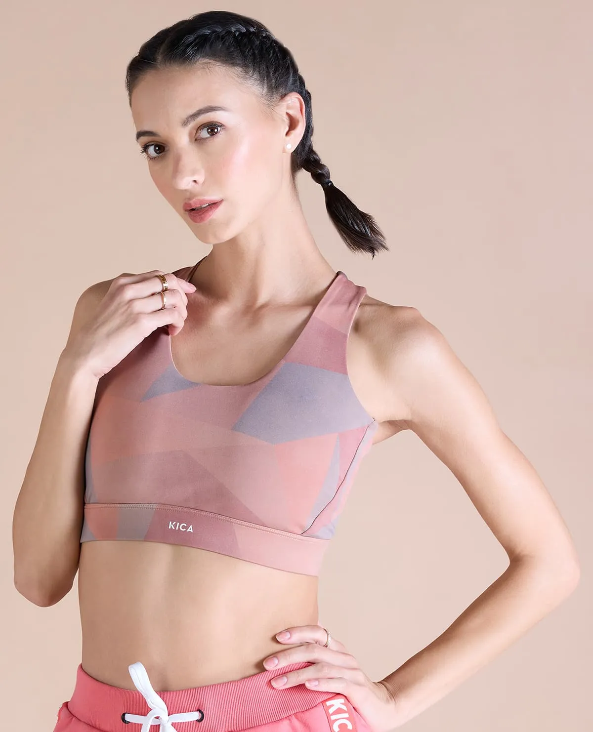 Fashionable Strappy Sports Bra with Removable Pads Supportive Seamless Layering seams