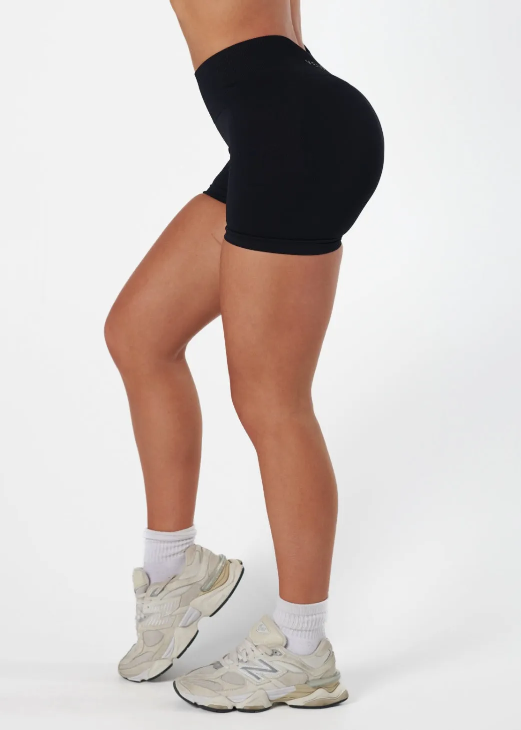 SIGNATURE SCRUNCH SHORTS - LIQUORICE Balanced Design hiking clothes