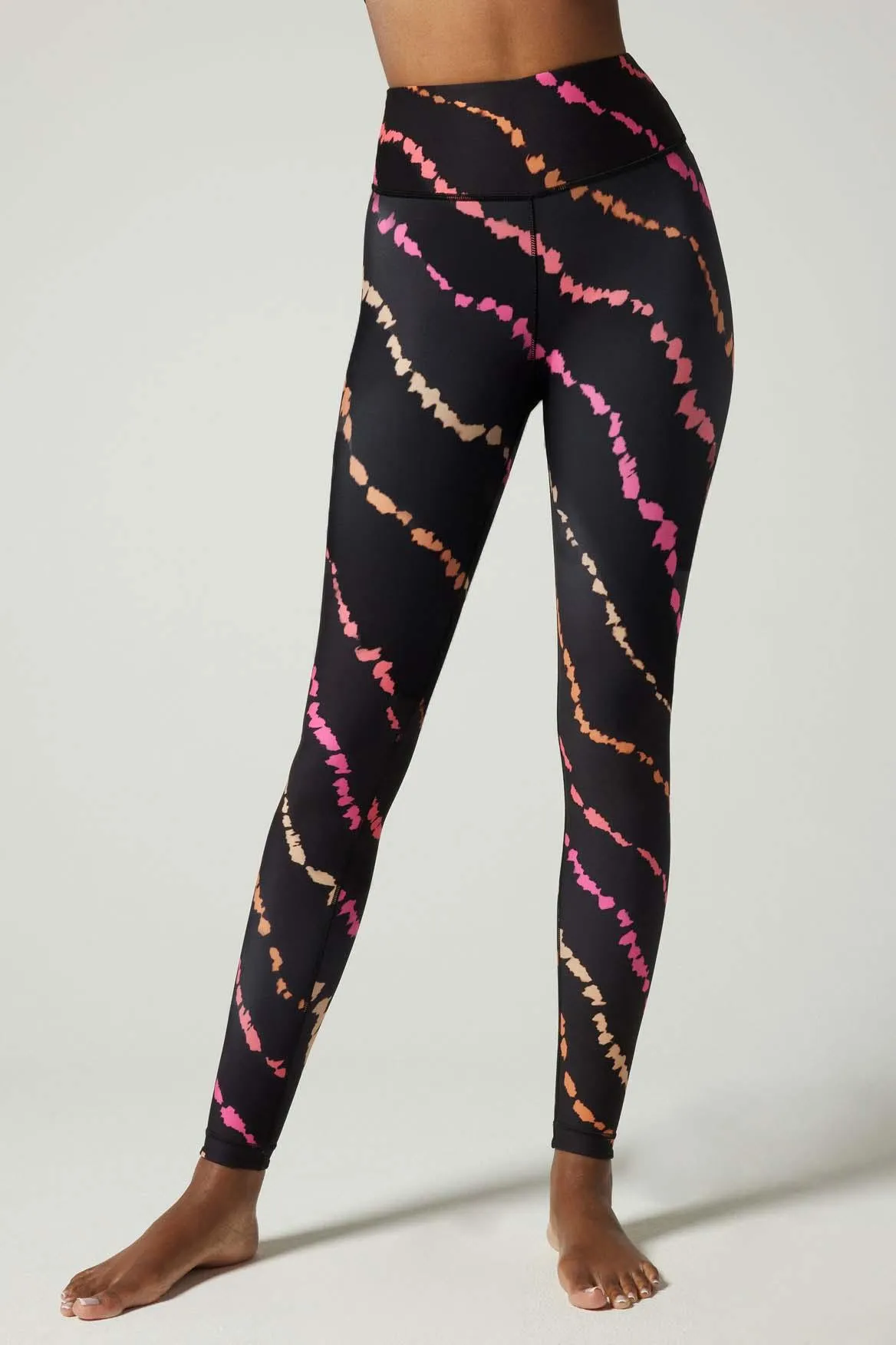Motion Fabric Perfect Design Wear Wear It To Heart Aria Reversible Legging - Diagonal Tie Dye Black Multi