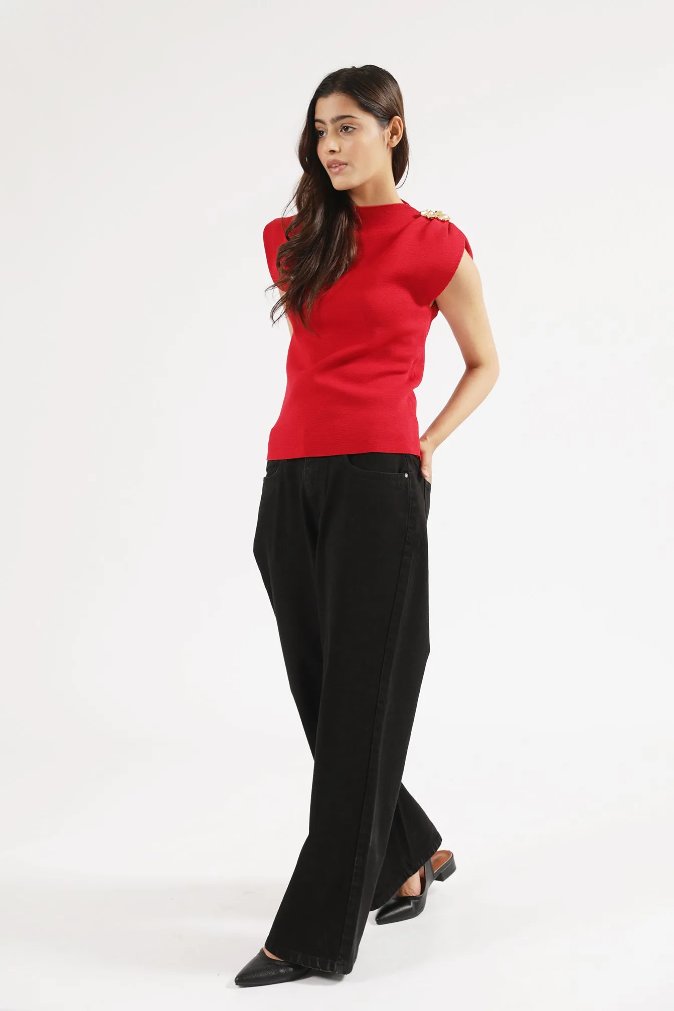 SLEEVELESS KNITTED TOP WITH BROOCH Storm Core Stylish Jeans