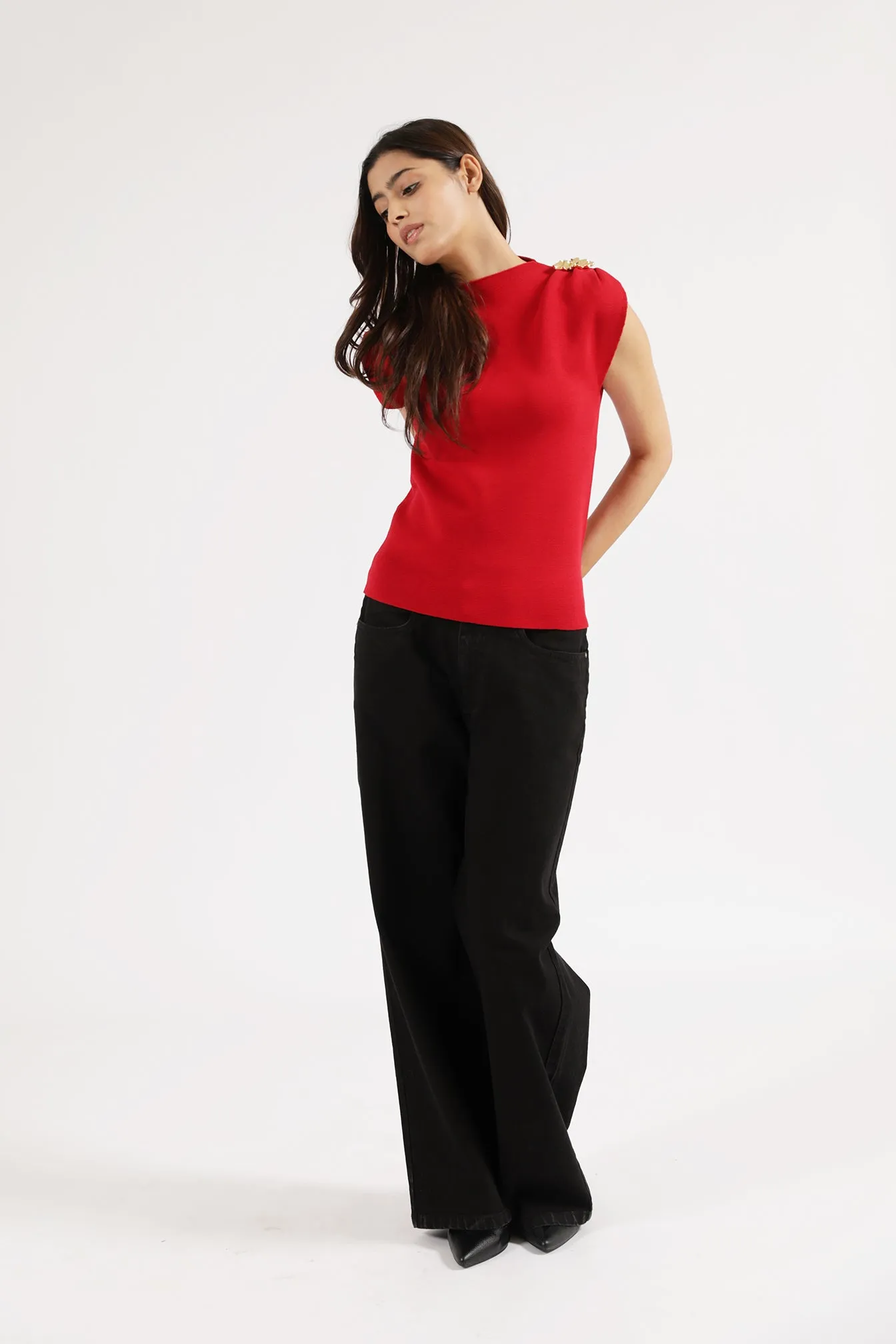 Comfortable Design SLEEVELESS KNITTED TOP WITH BROOCH