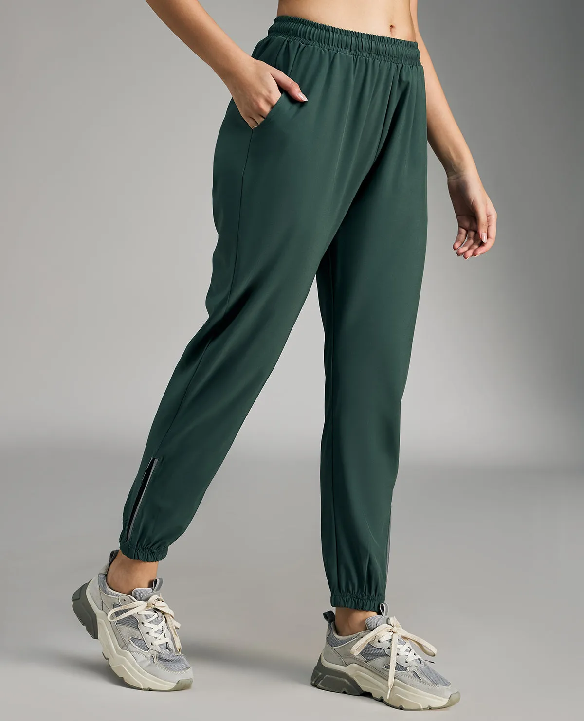 Women Max Dry Comfortable Joggers Olive Seasonal Basic