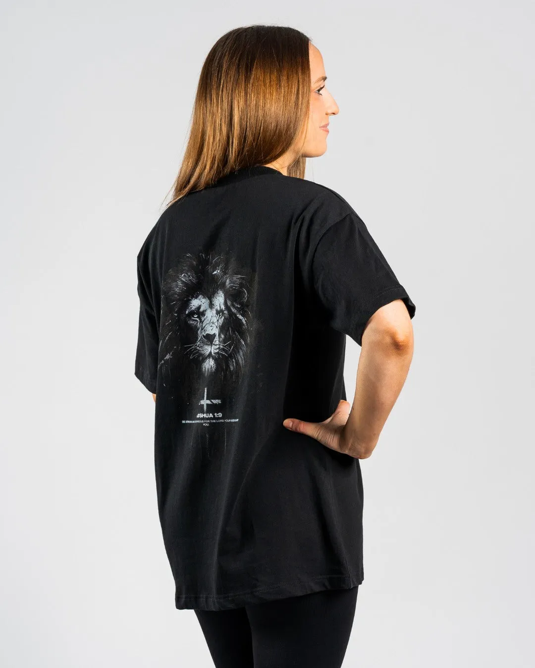 Joshua 1:9 'Lion' Women??s Oversized T-Shirt Casual Must-Have Slim Fit Cut