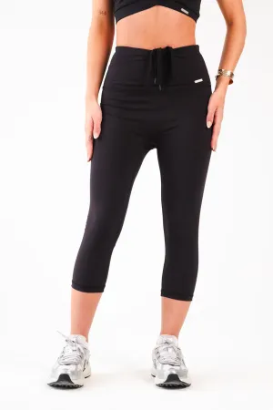 High Waisted 3/4 Capri Leggings Matte Black Body-Hugging Design
