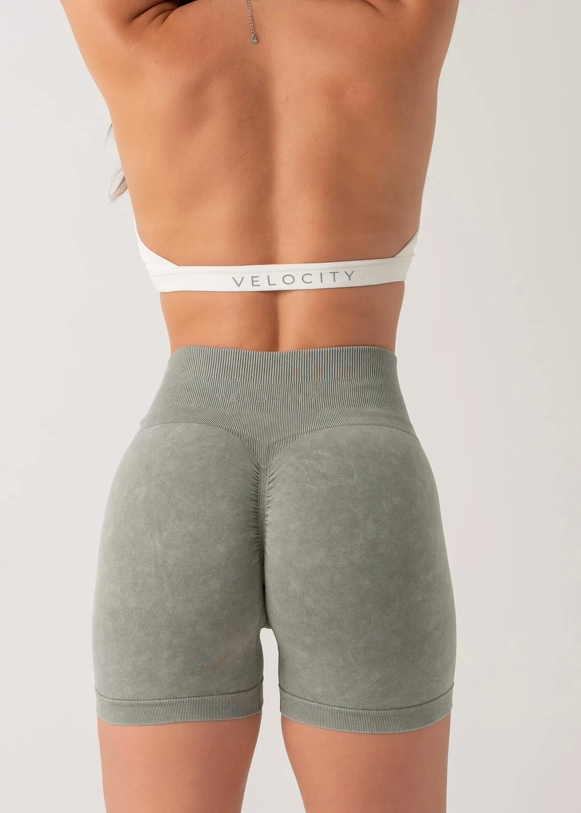 ULTIMATE SEAMLESS SCRUNCH SHORTS 2.0 - OLIVE Casual Style