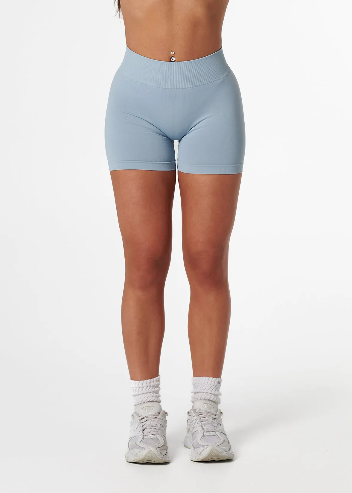 Breathable Lining sweater SILHOUETTE SCRUNCH SHORTS - GLACIER