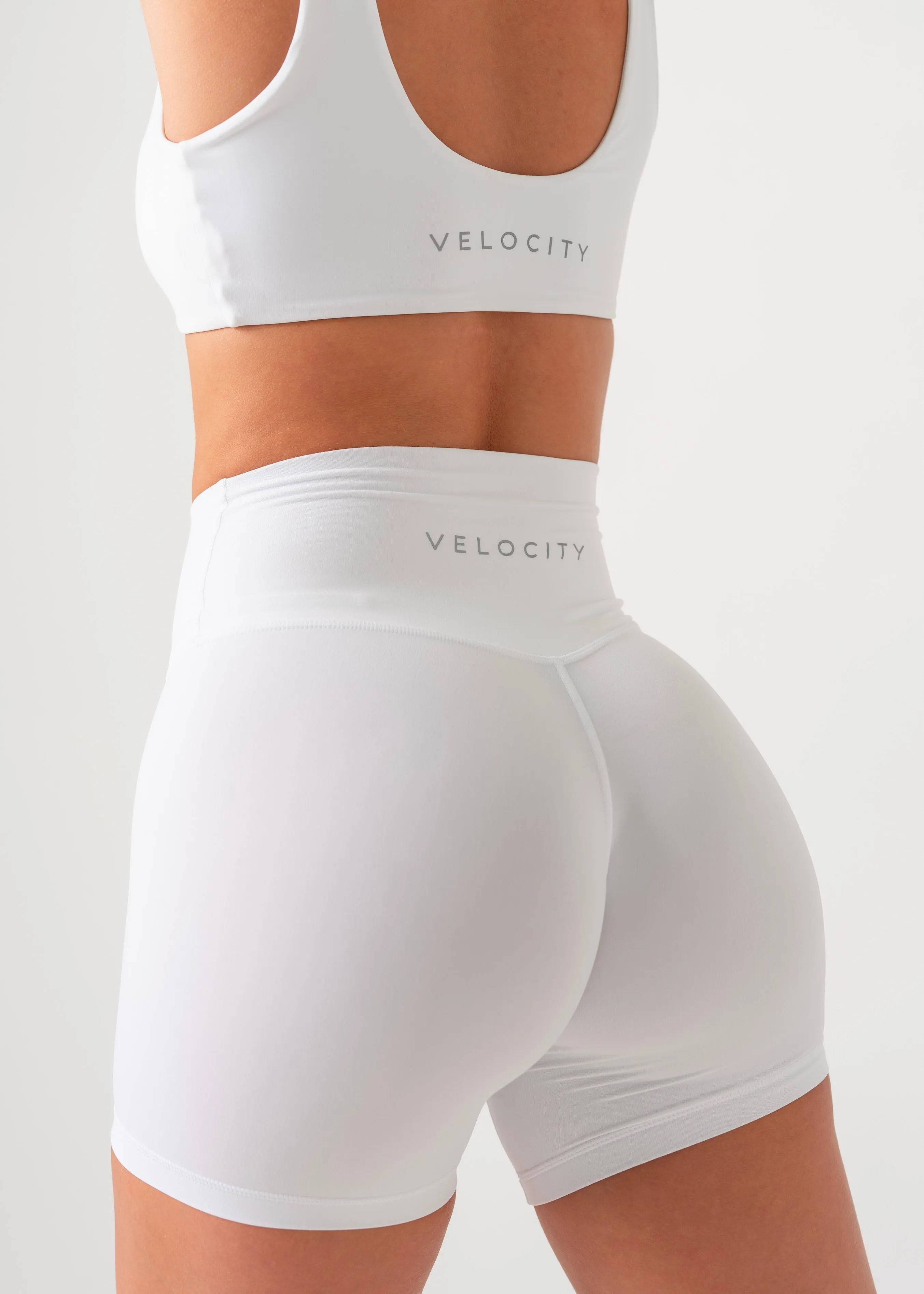 PERFORMANCE SHORTS - WHITE Warm Mood