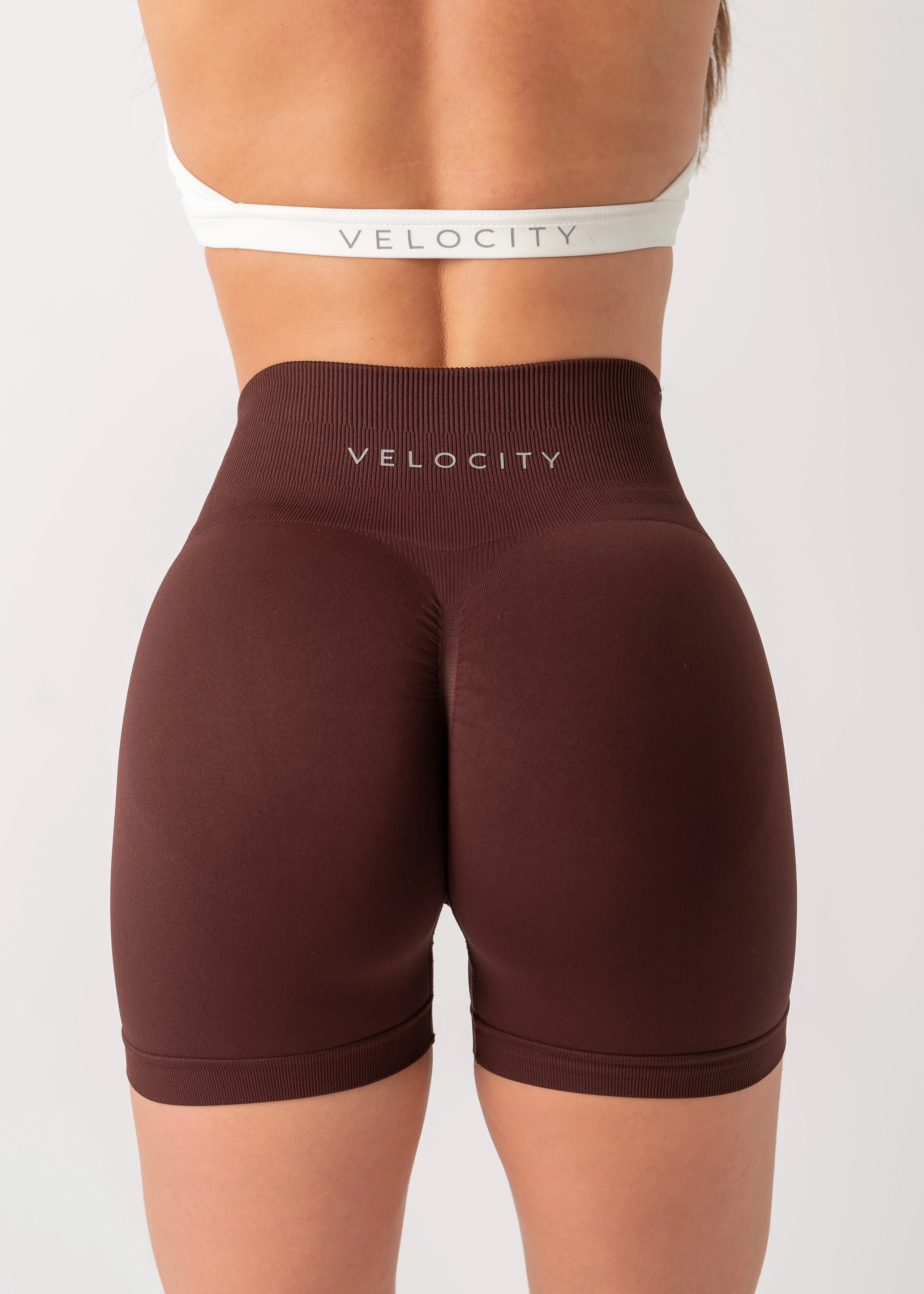ULTIMATE SEAMLESS SCRUNCH SHORTS 2.0 - ESPRESSO Daily Use