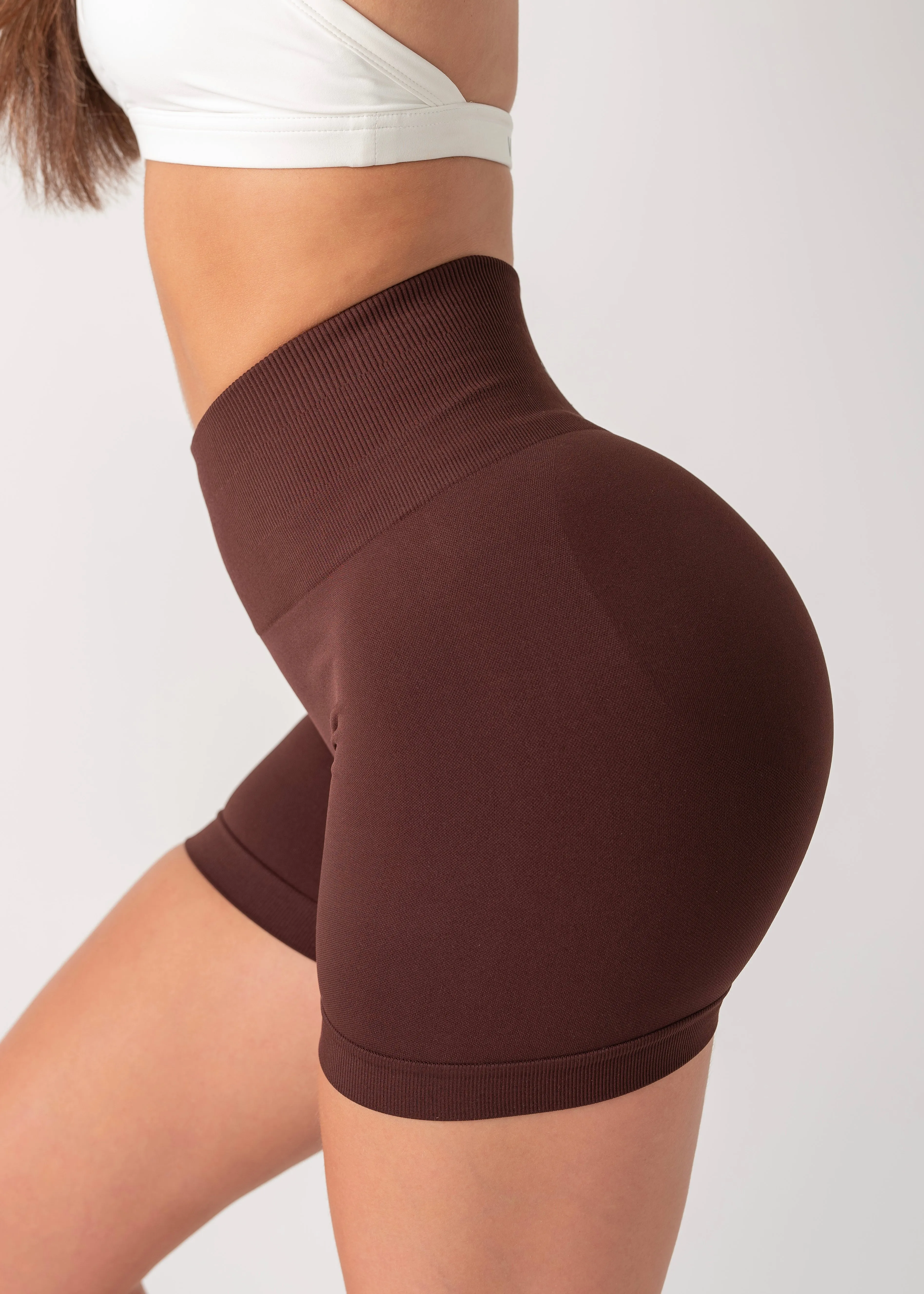 Quick Dry Material ULTIMATE SEAMLESS SCRUNCH SHORTS 2.0 - ESPRESSO