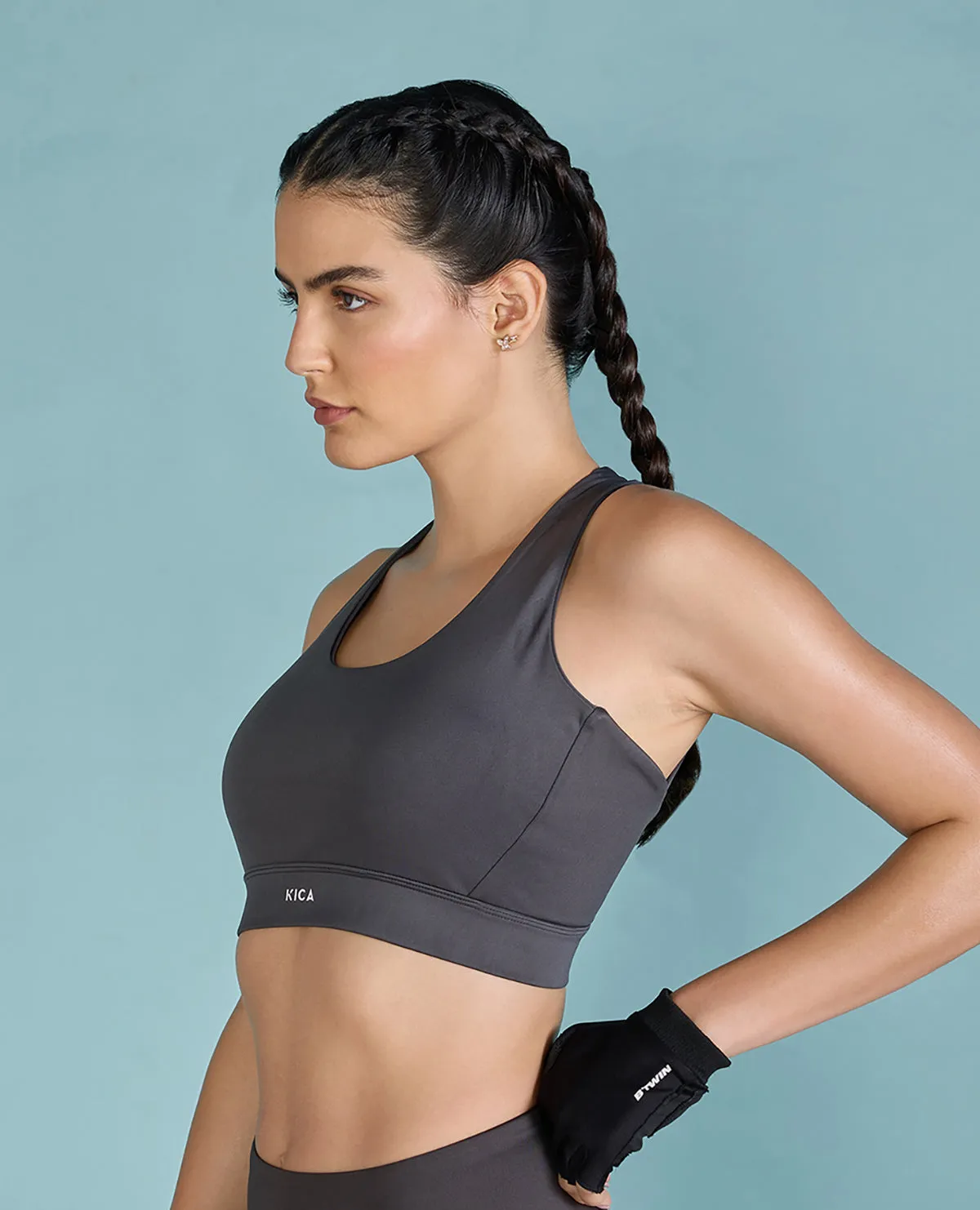 Women Fashionable Strappy Sports Bra with Removable Pads Oversized Fit Smooth Cup