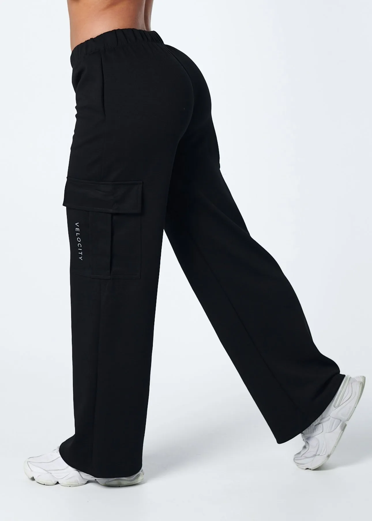 VersatileStyle CARGO TRACKPANTS - BLACK