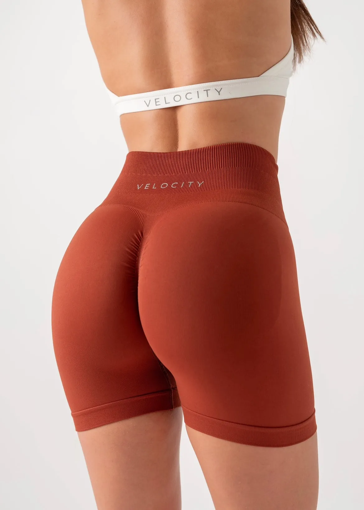 ULTIMATE SEAMLESS SCRUNCH SHORTS 2.0 - RUST Layer Ready