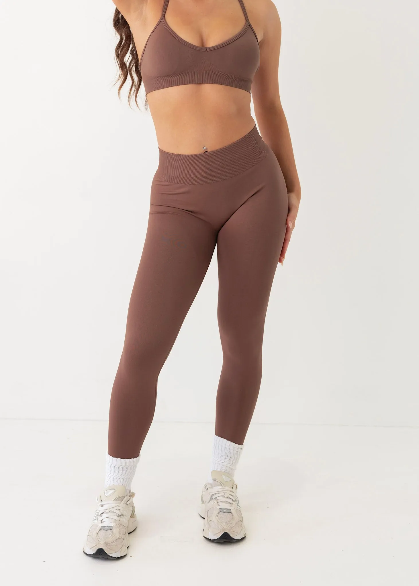 Performance Fit Loose Fit Minimalist Style SIGNATURE SCRUNCH LEGGINGS - CHOCOLATE