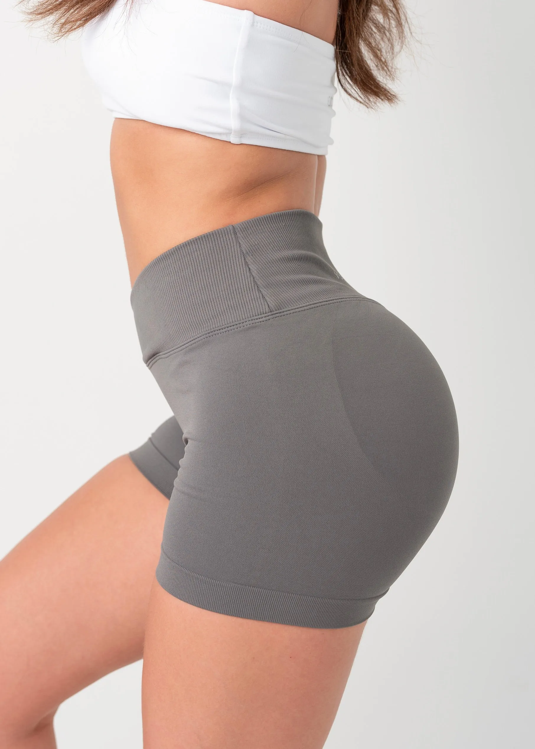 Ergonomic Panel Design ULTIMATE SEAMLESS SCRUNCH SHORTS 3.0 - STEEL