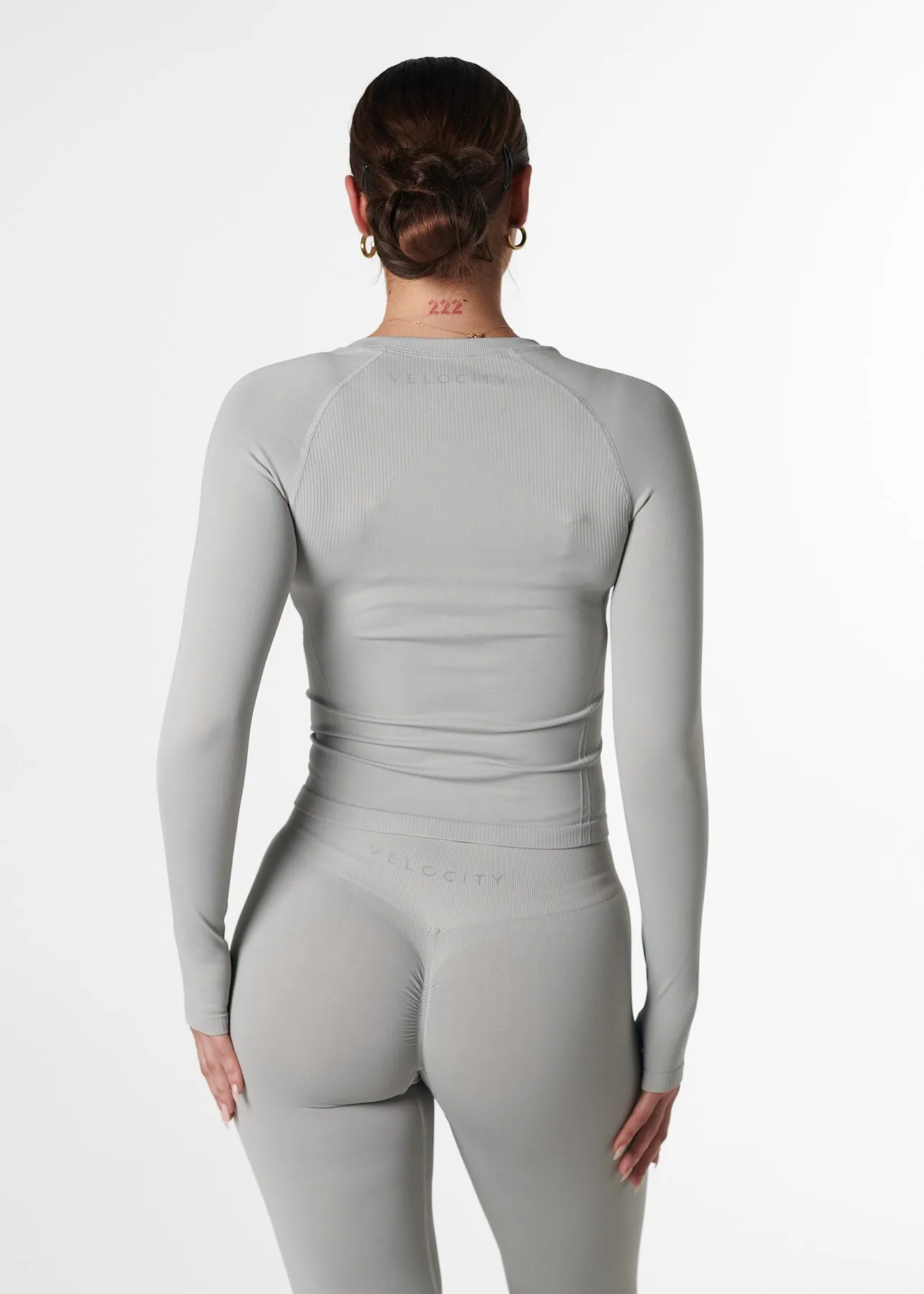 SILHOUETTE FITTED LONG SLEEVE - FROST Chic Design Smile Ease