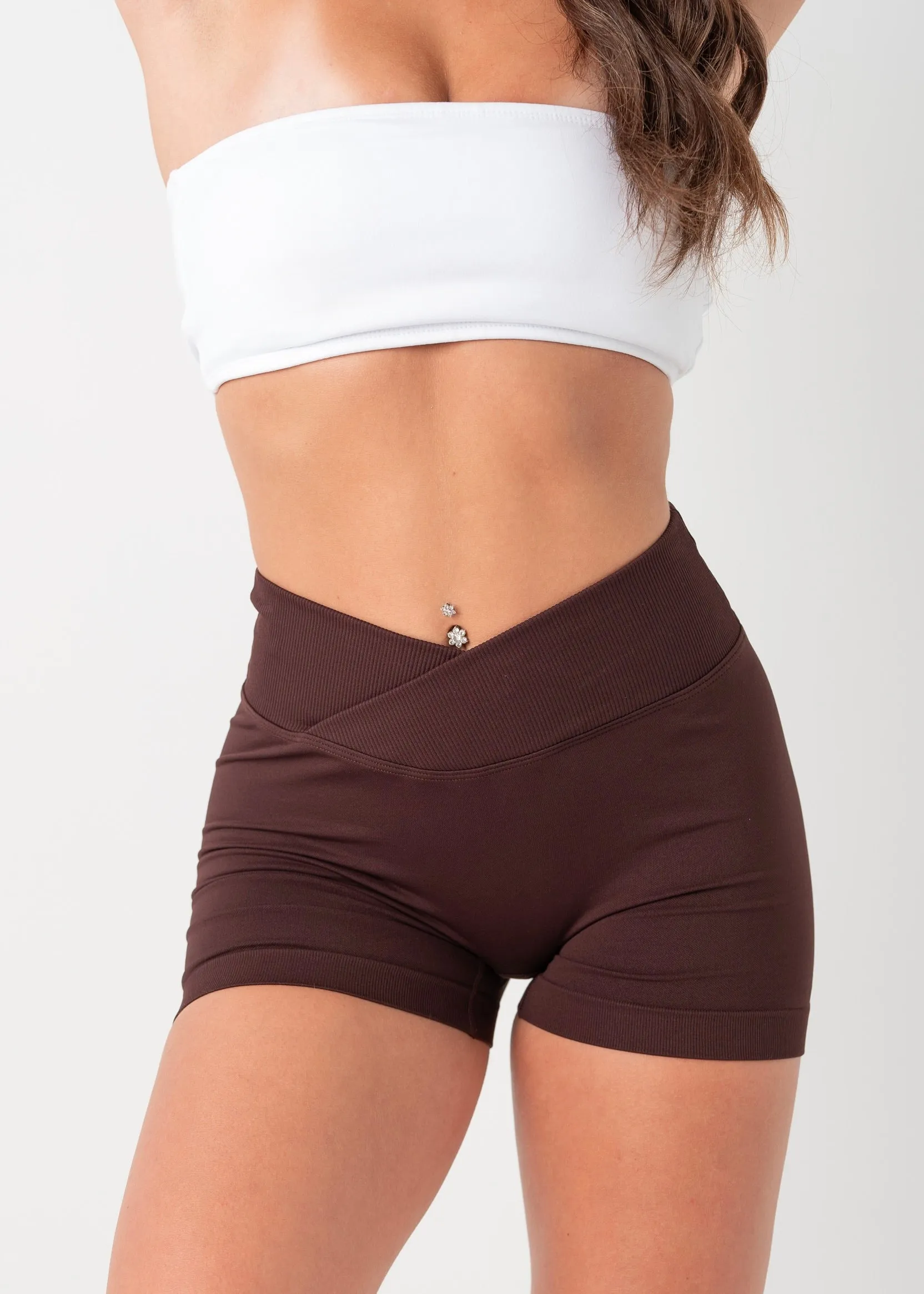 ULTIMATE SEAMLESS SCRUNCH SHORTS 3.0 - ESPRESSO Contemporary Cut Low Profile Waistband