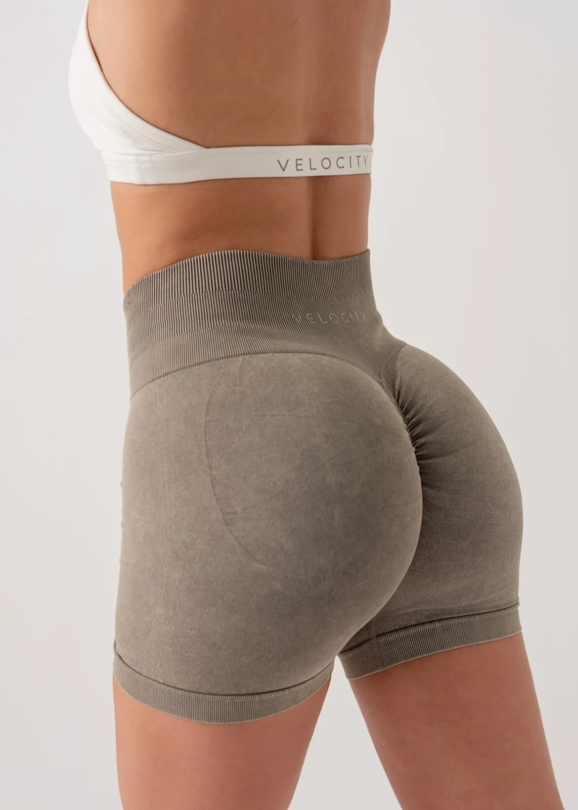 Minimal Fit Quick Adjust Fit ULTIMATE SEAMLESS SCRUNCH SHORTS 2.0 - STONE