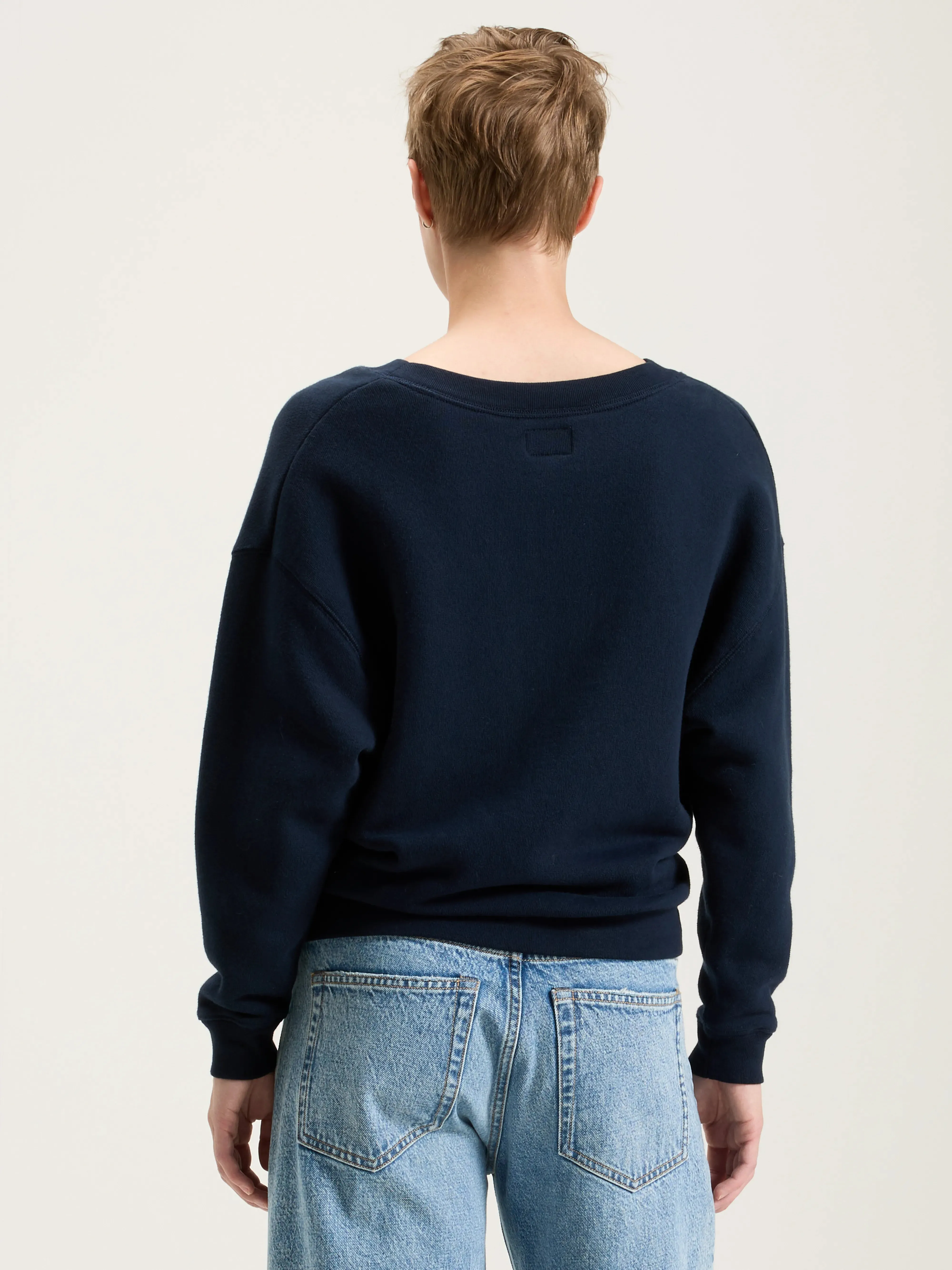 Fellow v-neck sweatshirt (242 / W / NAVY) clip accents