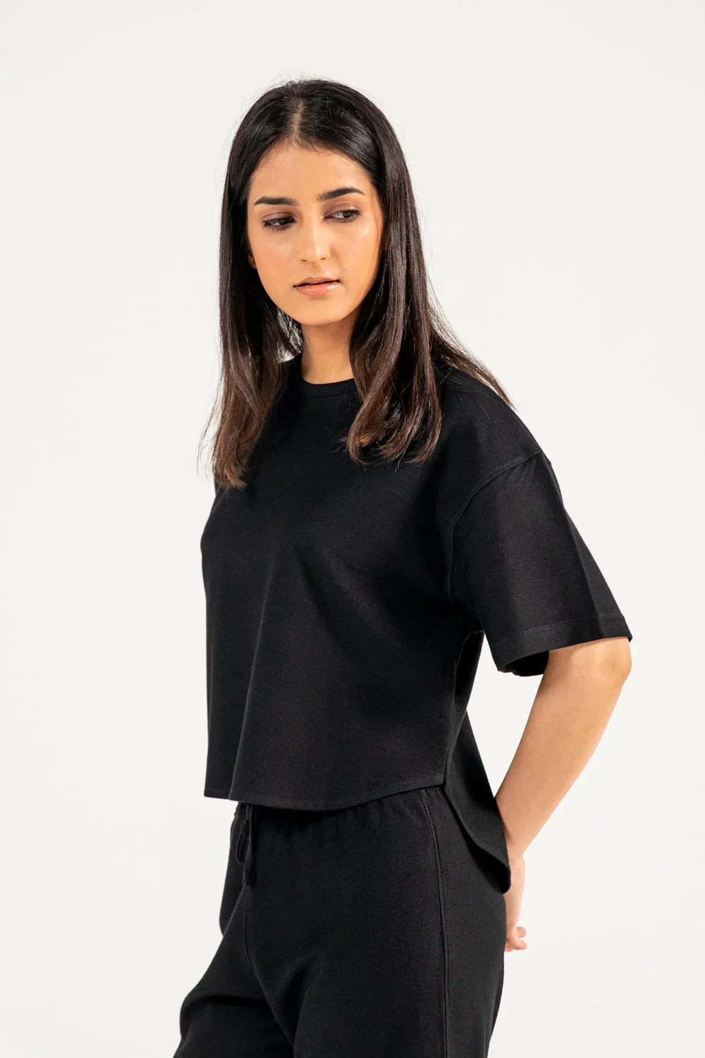 CROPPED TEE WITH HEM DETAIL Model Edge Fearless Mode
