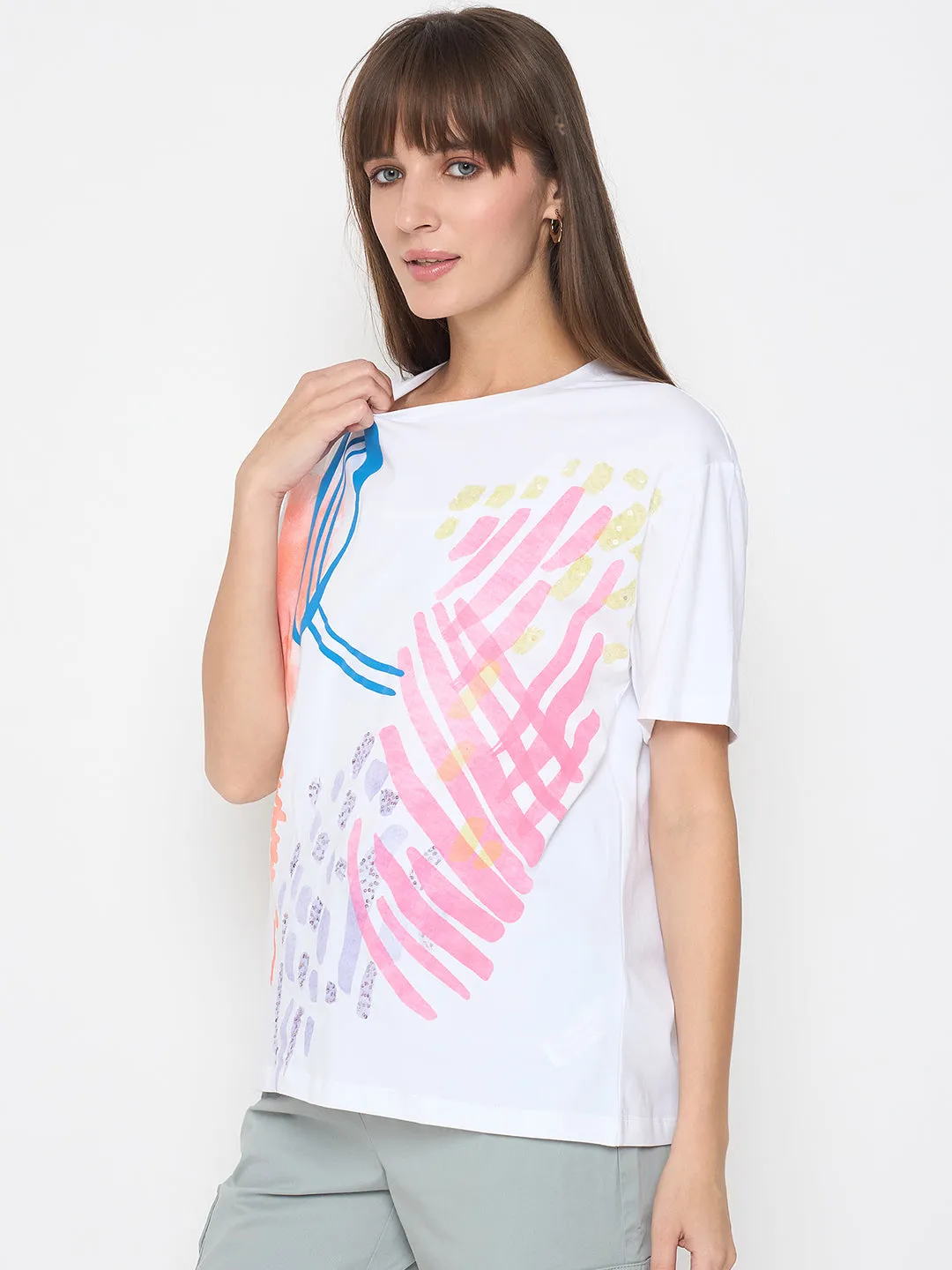 Madame Handwork Detail with Graphic Print White T-shirt Cozy and Light adults'