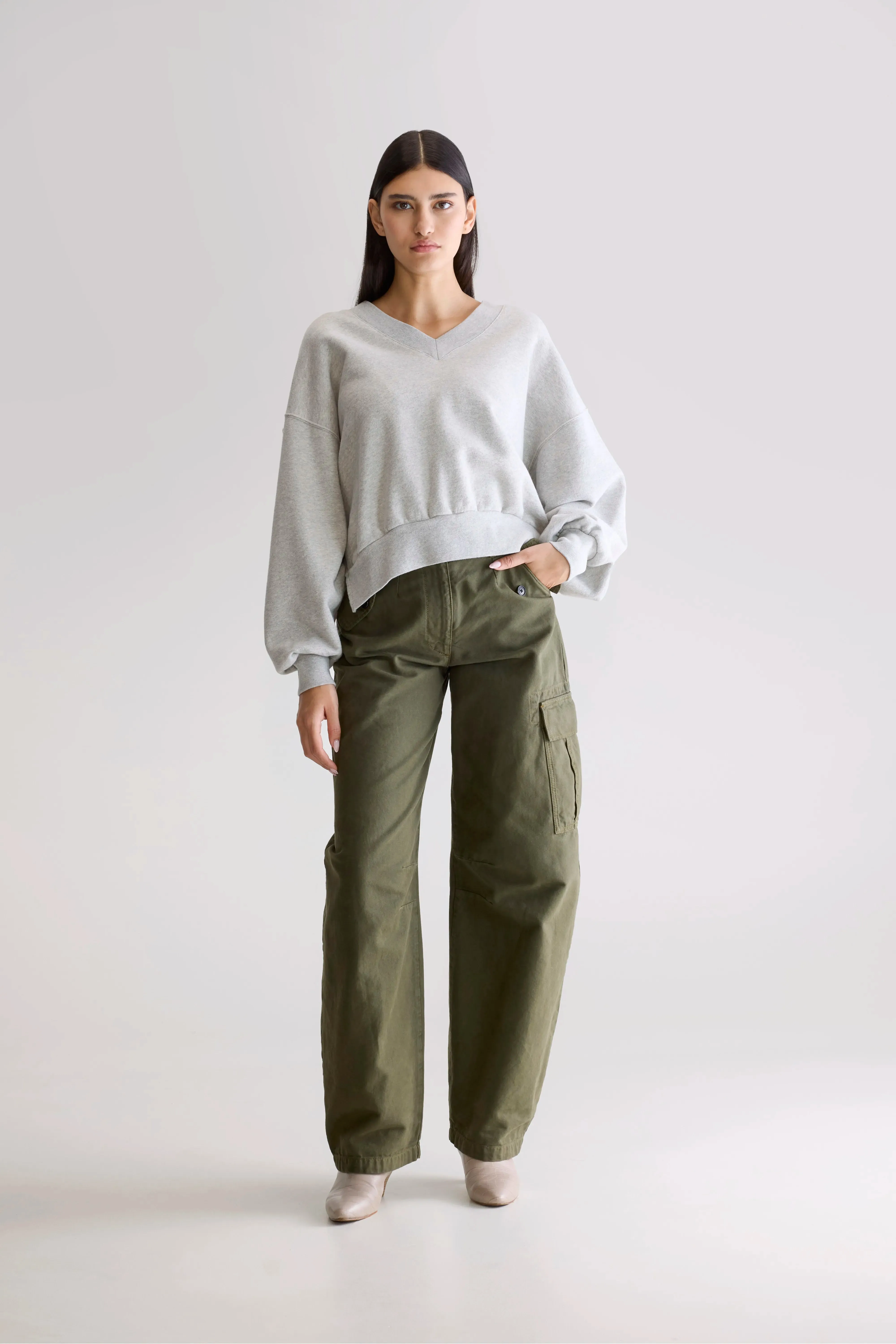Varola v-neck sweatshirt (252 / W / H. GREY) product tassel movement