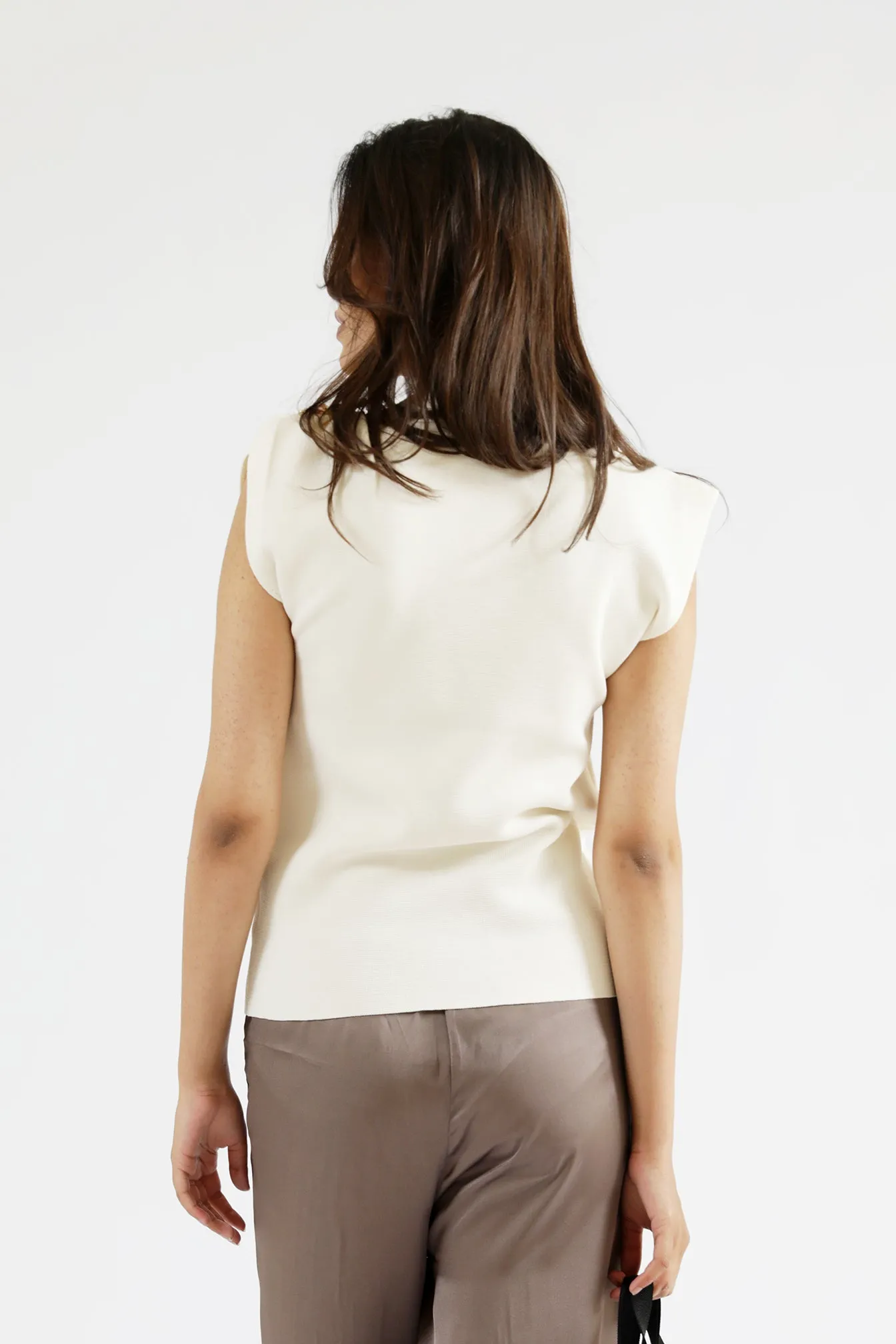 Dance Light SLEEVELESS KNITTED TOP WITH BROOCH