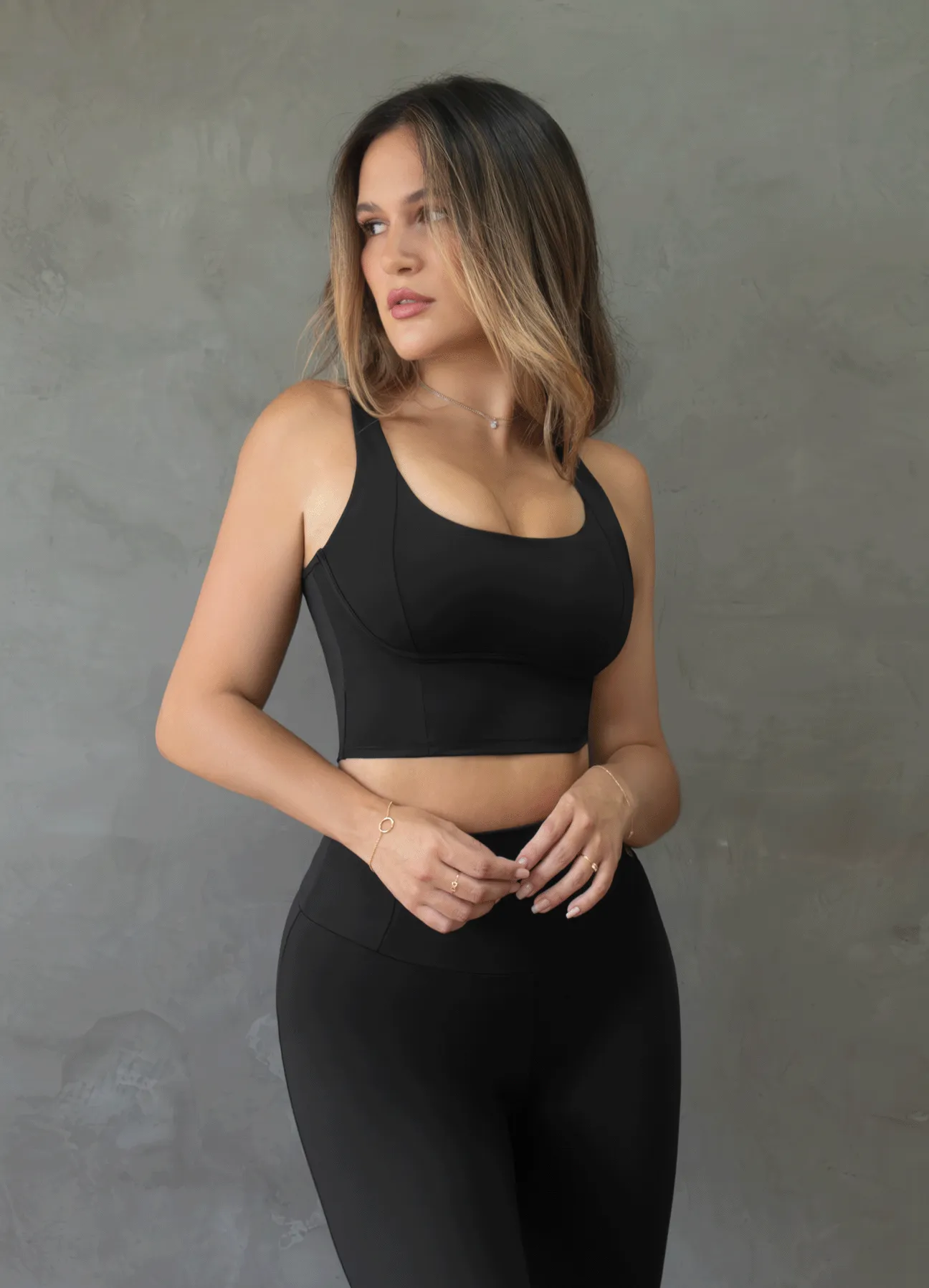 TOP EMANA FLOW-BLACK Body Hugging Contour