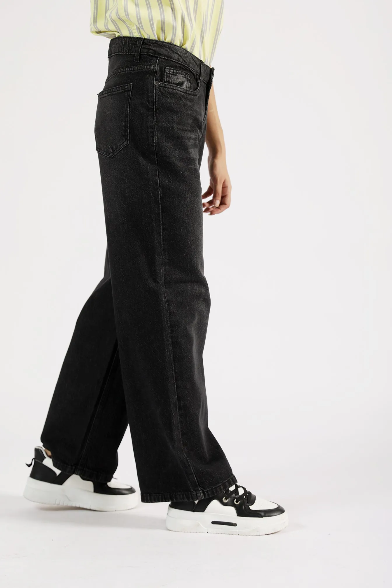 STRAIGHT FIT DENIM Cozy and Soft Core Essential