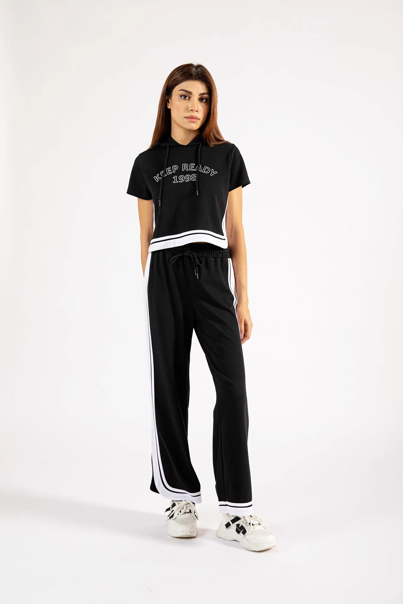 CROPPED HOODIE WITH CONTRASTING DETAIL Trust Glow Classic Look