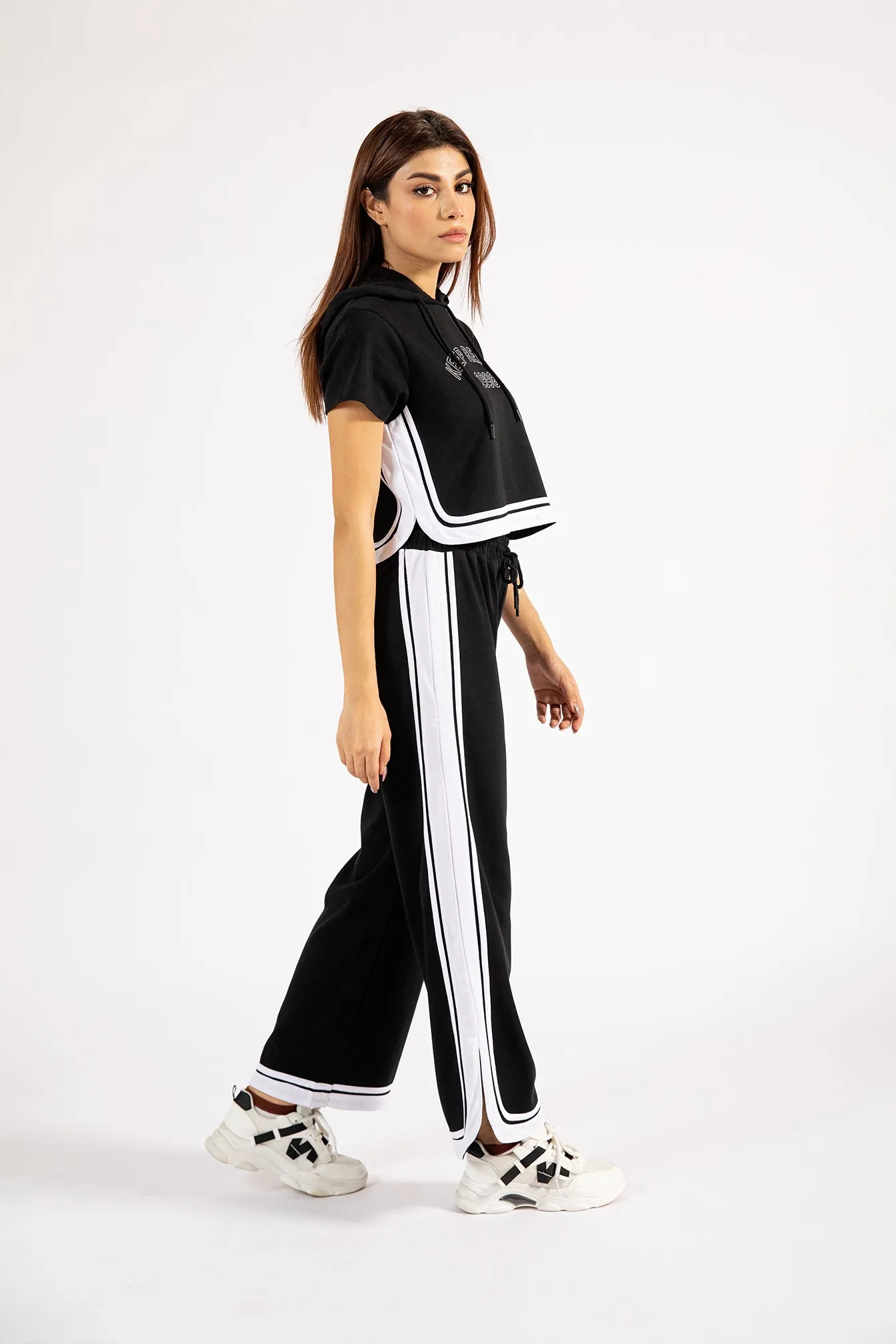 CROPPED HOODIE WITH CONTRASTING DETAIL Smooth Line