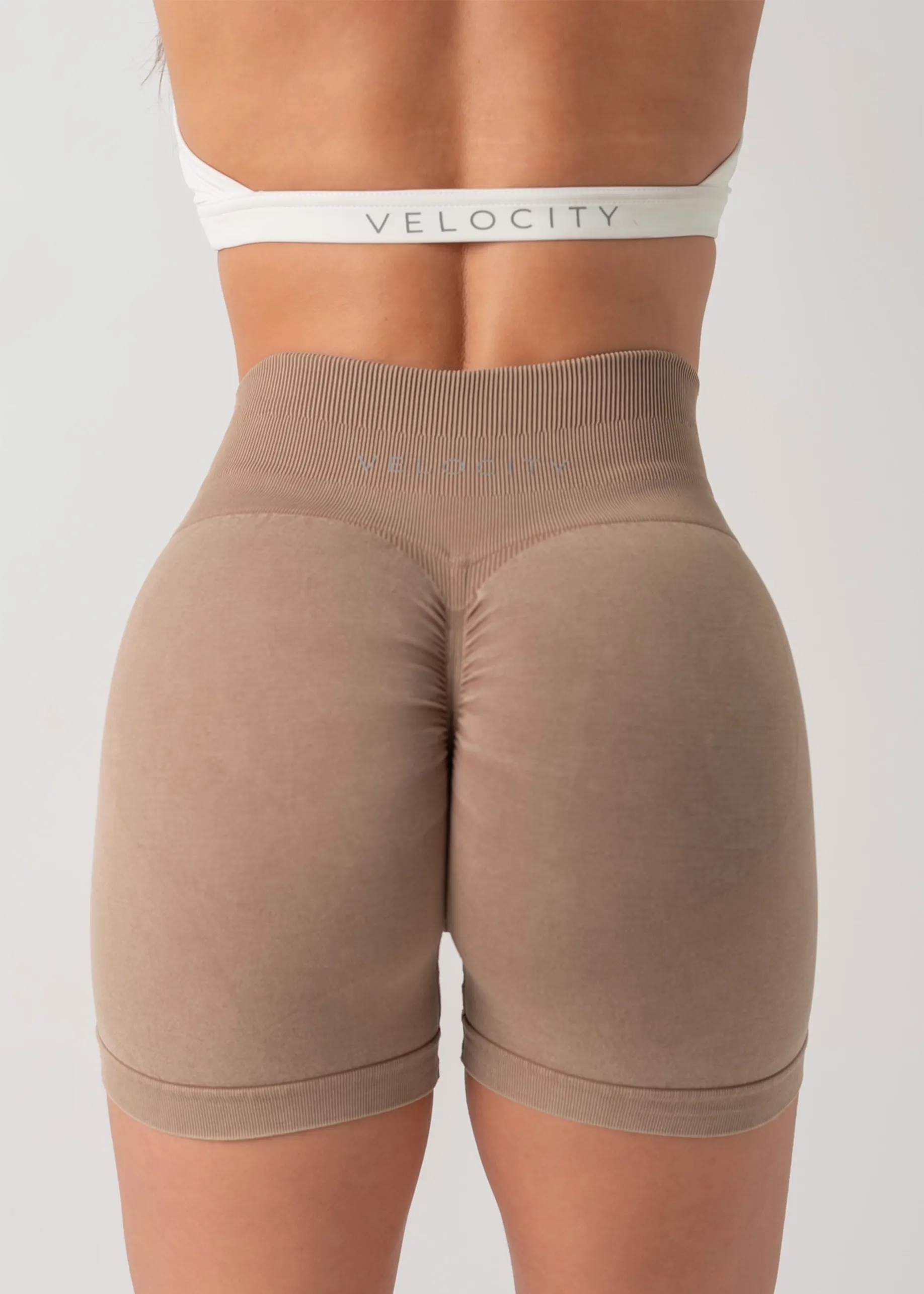 fishing outfit Fashion Fit ULTIMATE SEAMLESS SCRUNCH SHORTS 2.0 - BEIGE
