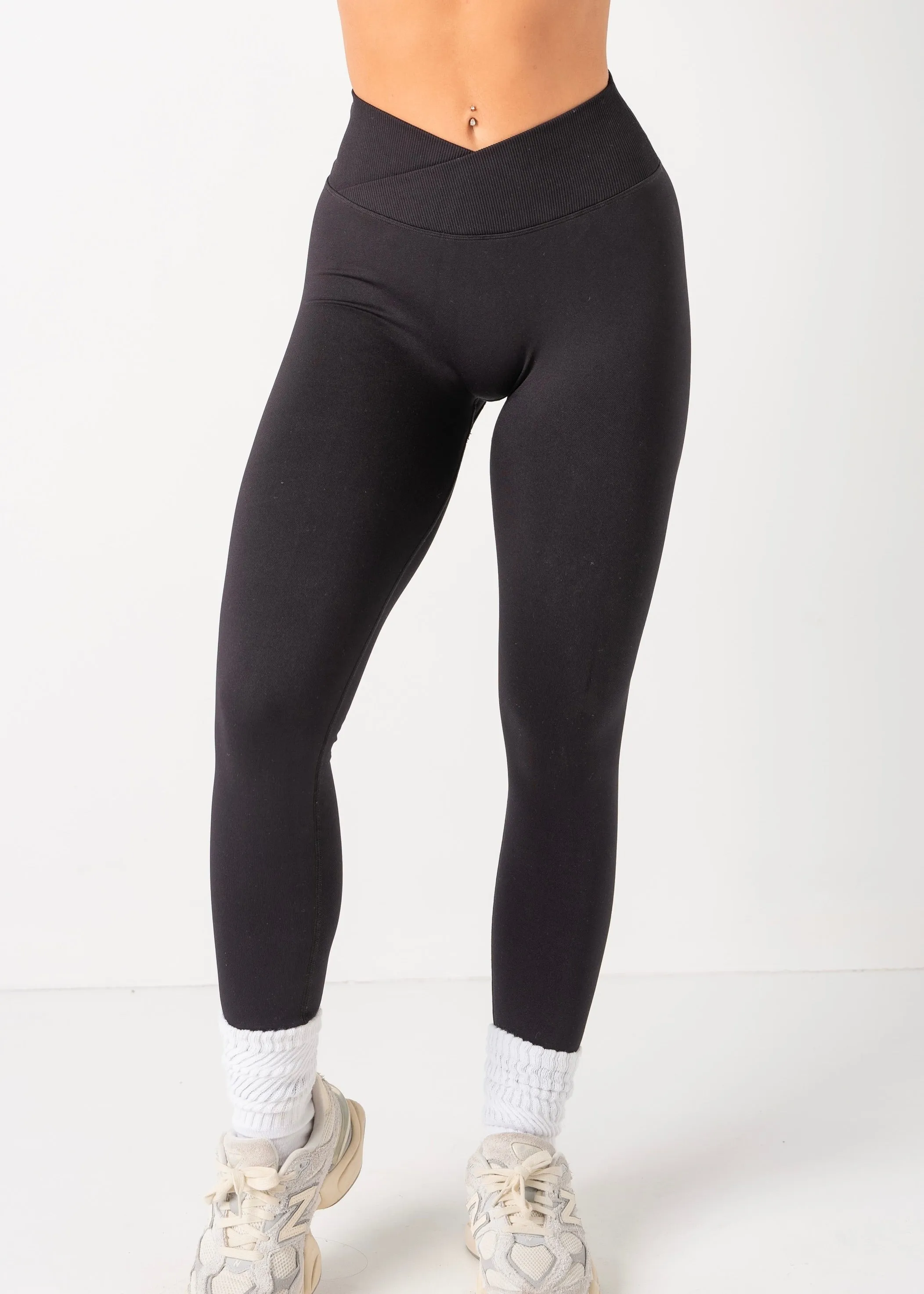 ULTIMATE SEAMLESS SCRUNCH LEGGINGS 3.0 - BLACK Extra Soft Summer Wear Shape Retention