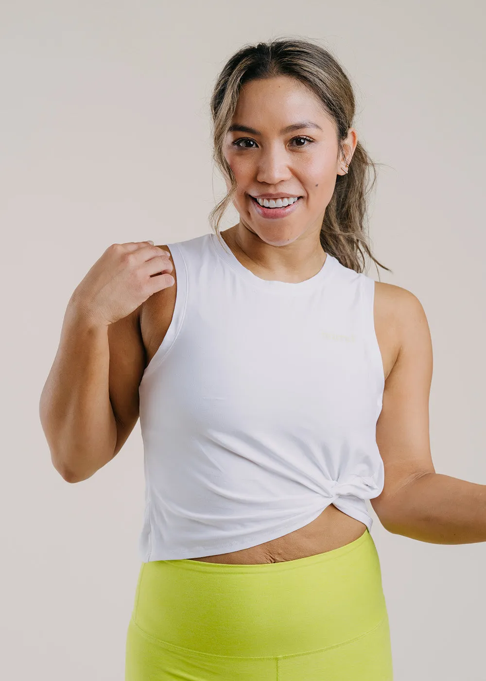 Featherweight Front Twist Muscle Tank - Cloud White Ventilation Panels Fur Fit