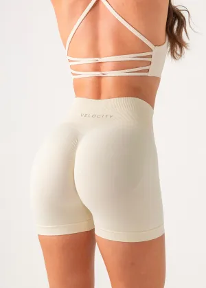 ULTIMATE SEAMLESS SCRUNCH SHORTS 2.0 - CREAM Sweat Resistant Fabric gym kit