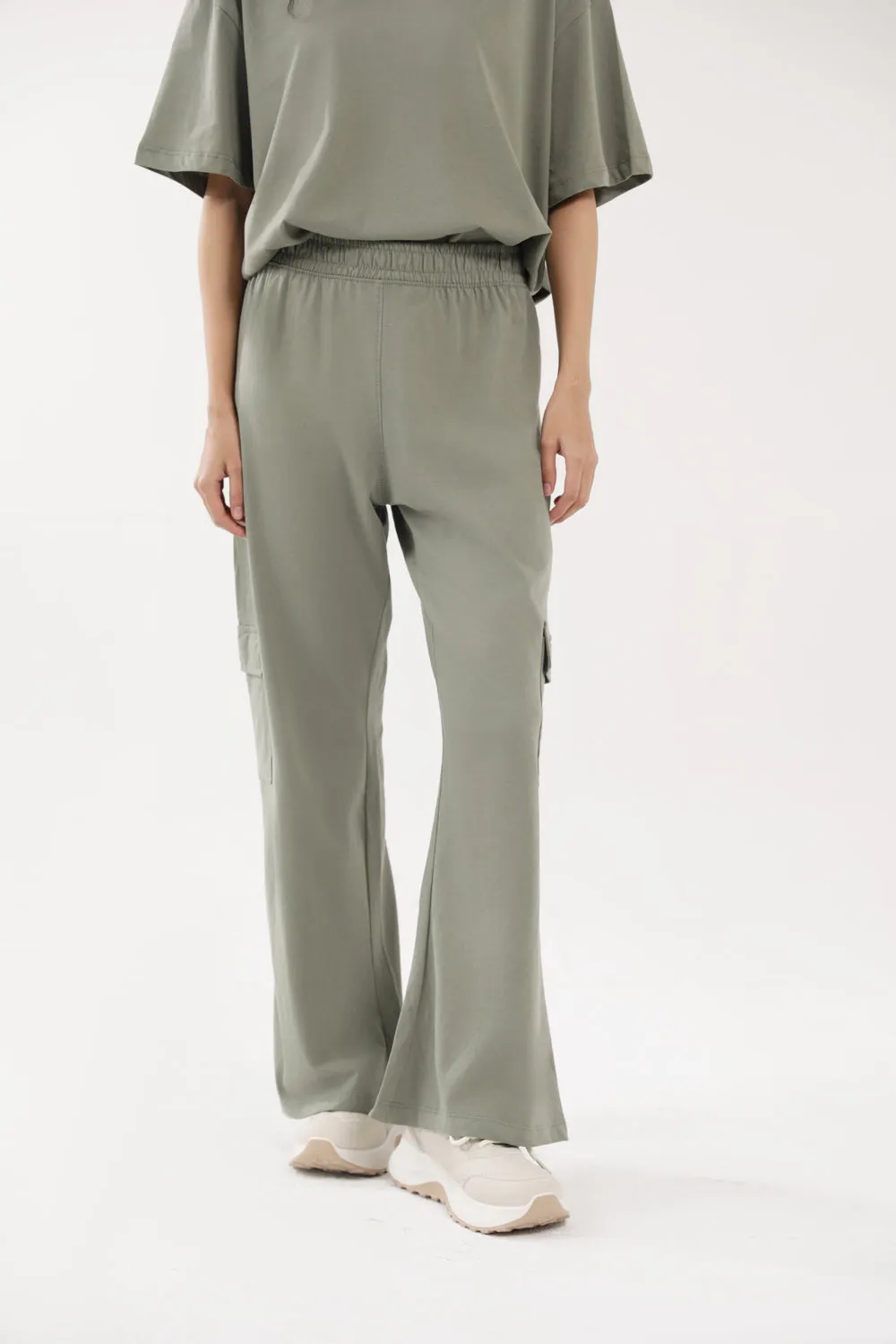 WIDE LEG CARGO TROUSERS Mid-rise fit