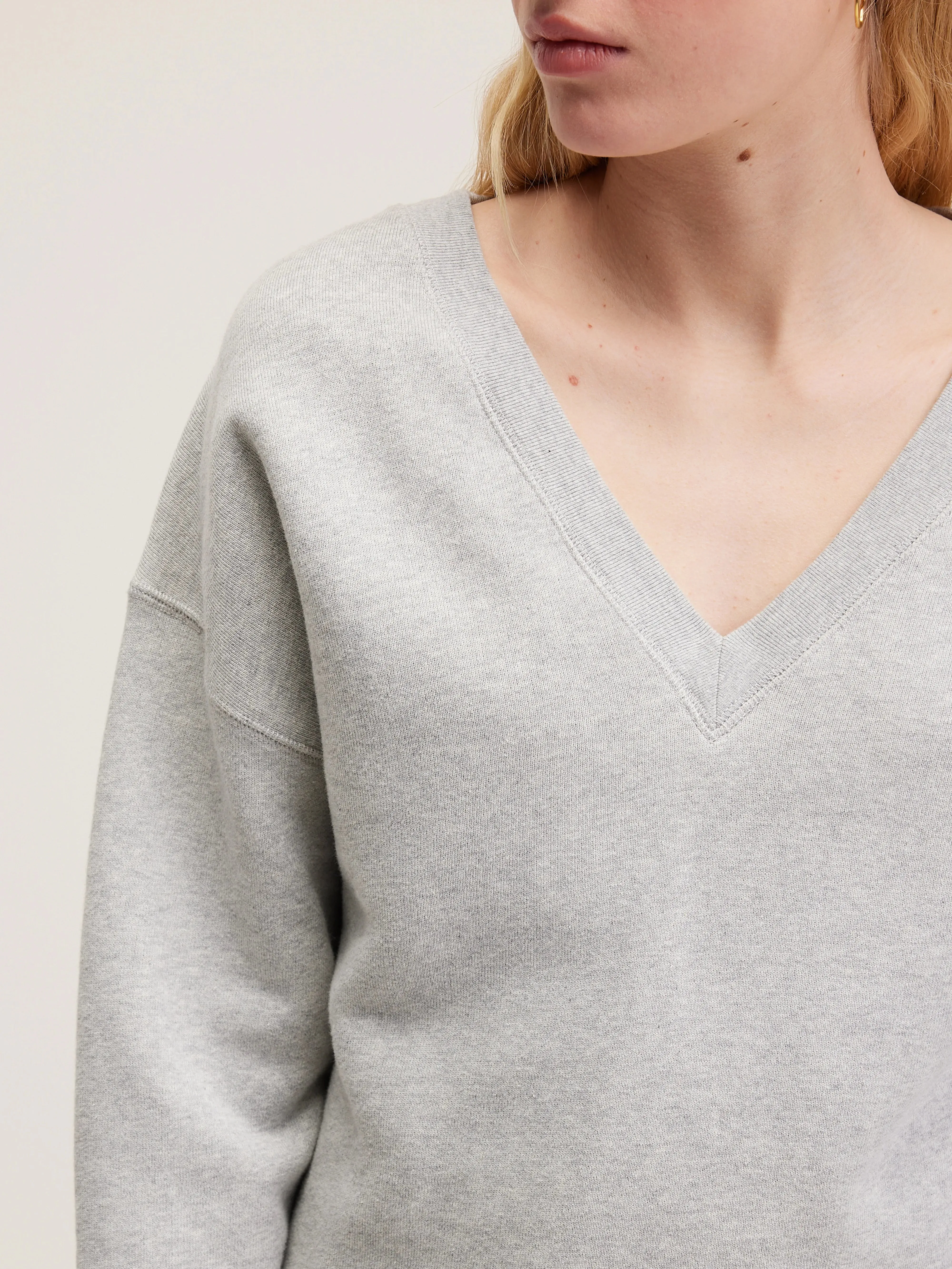 Fellow v-neck sweatshirt (242 / W / H. GREY) Washable
