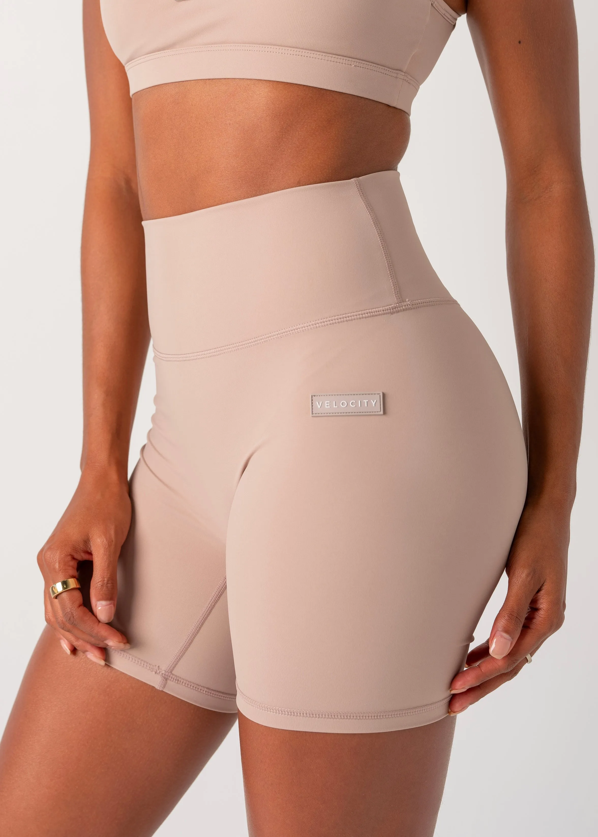 SS SEAMLESS SHORTS - BEIGE Quick Change Friendly