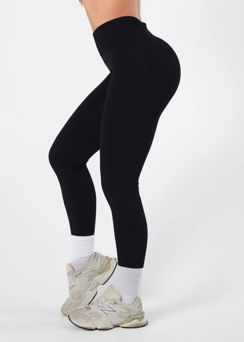 Modern Fit Sleek Motion SIGNATURE SCRUNCH LEGGINGS - LIQUORICE